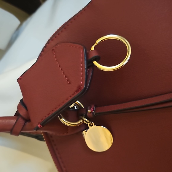 Sold Diva Burgundy Handbag - Picture 2 of 13